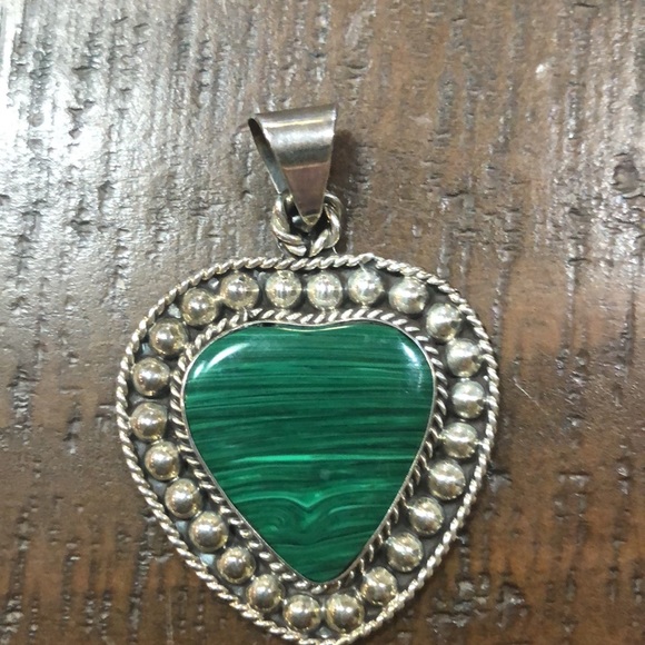Sterling silver heart with green stone - Picture 3 of 3